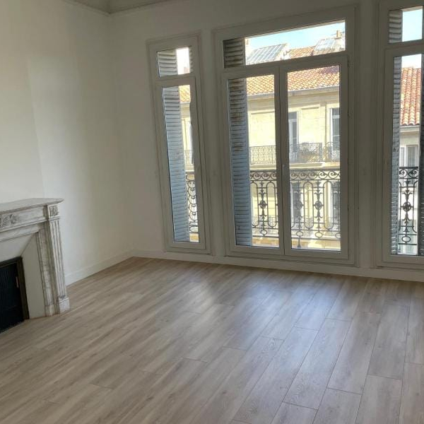 Pièce lumineuse avec vue sur la façade et cheminée, idéalement aménagée.