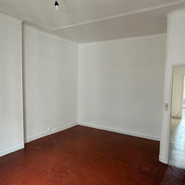 Pièce vide et lumineuse, idéale pour un projet de rénovation ou d'aménagement.