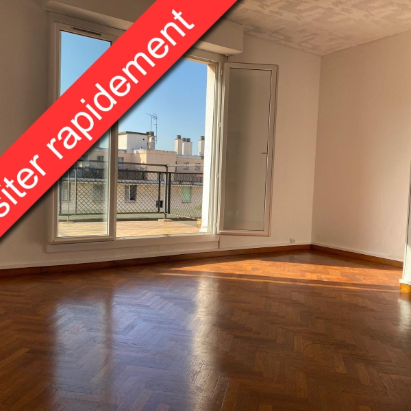 Pièce lumineuse avec vue, idéale pour un futur projet immobilier.