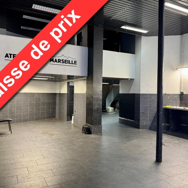 Intérieur d'une station-service à Marseille avec une offre de baisse de prix.
