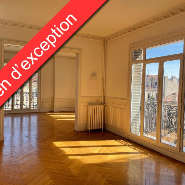 Pièce lumineuse et spacieuse avec parquet en damier et vue imprenable.