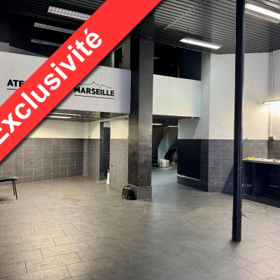 Espace de stockage industriel à Marseille, idéal pour diverses activités commerciales.